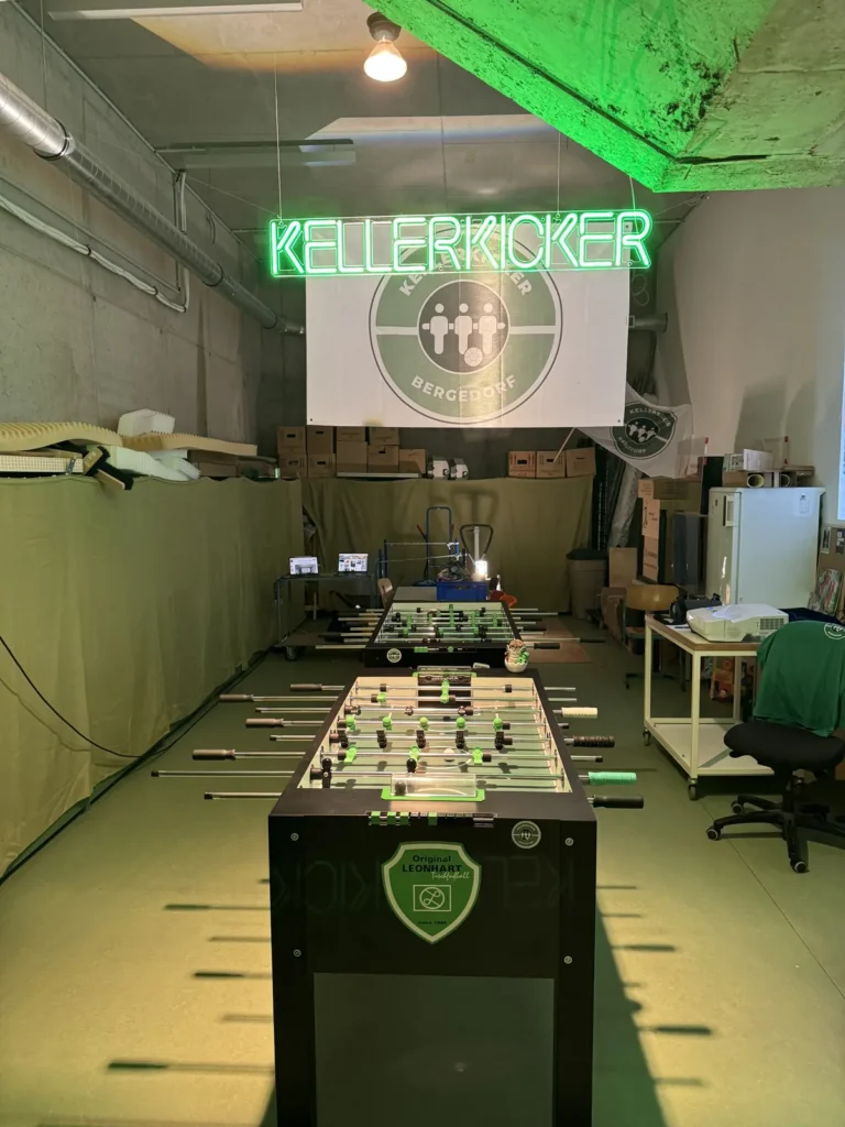 Der Kickerkeller bei Tageslicht mit zwei Tischen